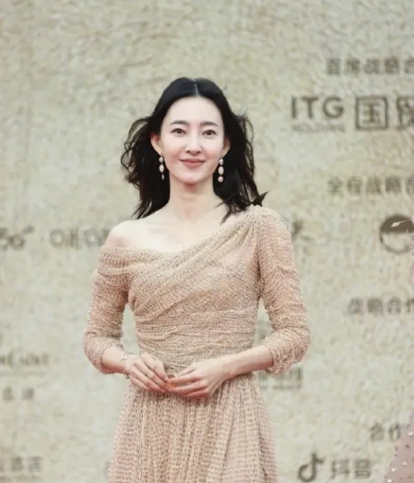 关晓彤和王丽坤合影火了，被指气质差距太大，如何看待这件事？