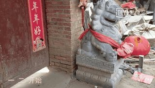 大衣哥朱之文家门被村民踹开，网传大衣哥要搬家，你觉得他会搬吗？