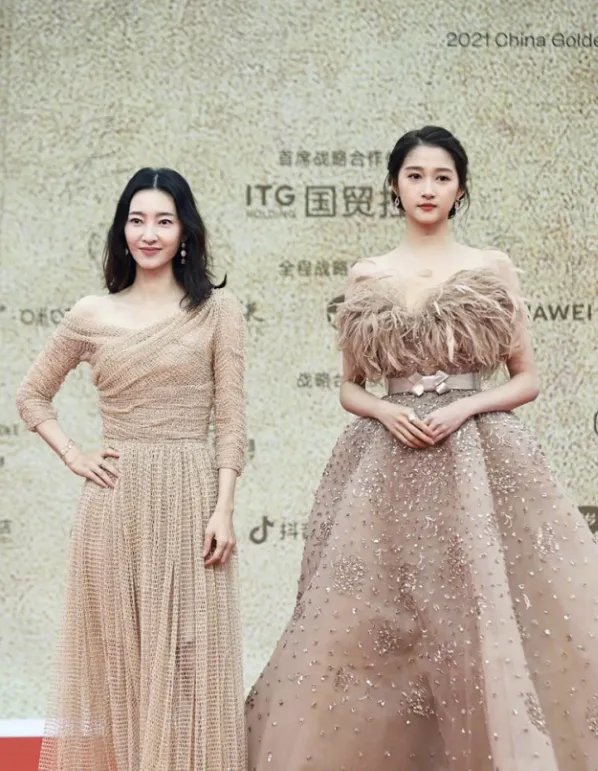 关晓彤和王丽坤合影火了，被指气质差距太大，如何看待这件事？