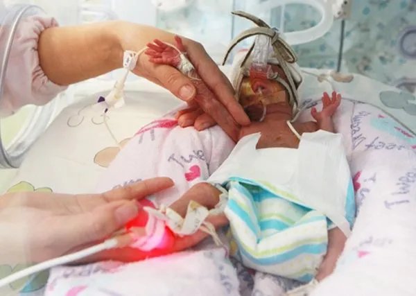 不说出产妇全名，贵州女护士拒绝把孩子交给家属，这是给谁敲响了警钟？