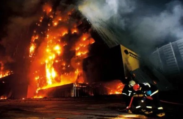 吉林一小区火灾致男童身亡，火灾发生的原因是什么？