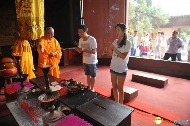 山西方丈情人节为结婚证开光 保两人爱情天长地久