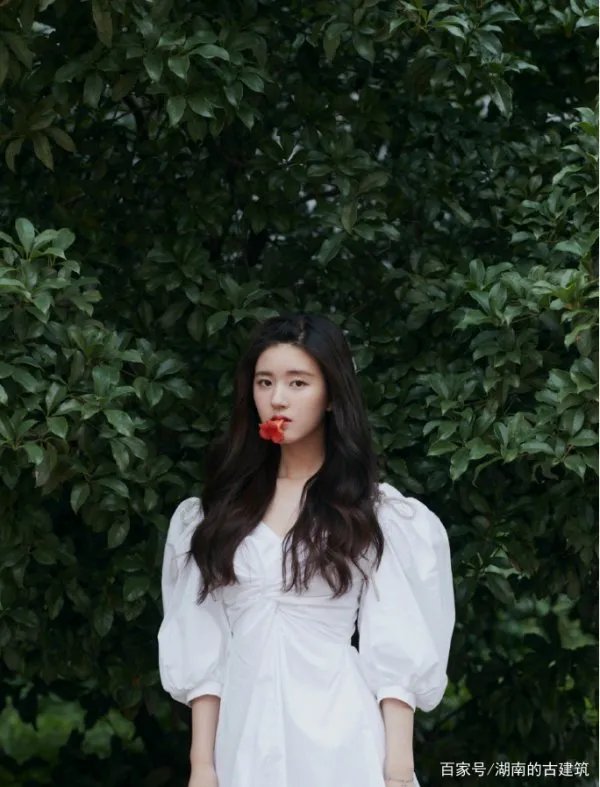 赵露思的公主裙，时尚精致的搭配有多么的优雅？