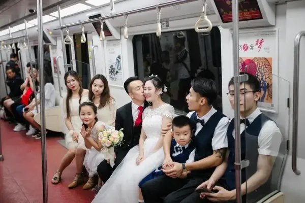 沈阳一对新人携手乘地铁去举办婚礼,如此“节约”真的好吗?