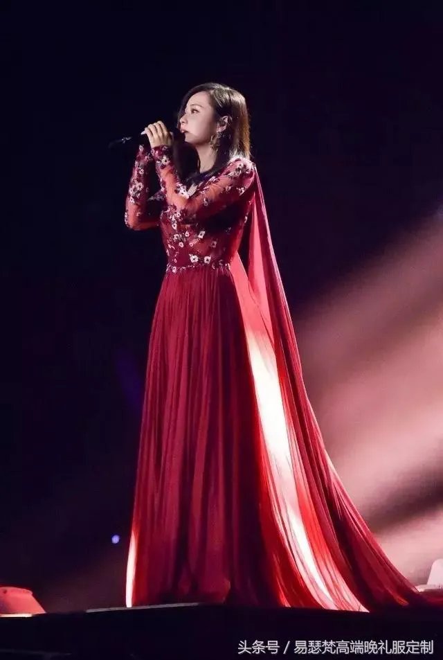 #维密大秀#张靓颖成第一个登上维密舞台的中国歌手，她的时尚品味如何？