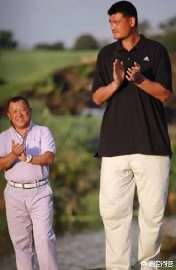 跟姚明合影，如何站位才能避免尴尬？