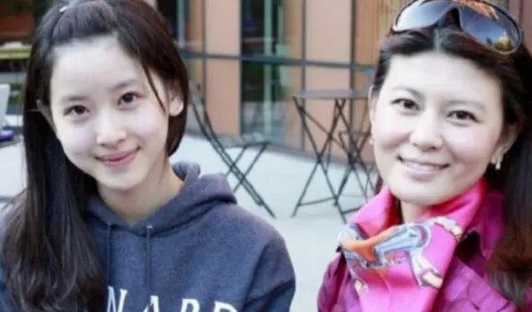 比刘强东大五岁的丈母娘长啥样，看到照片后与章泽天合照像姐妹，有多漂亮？