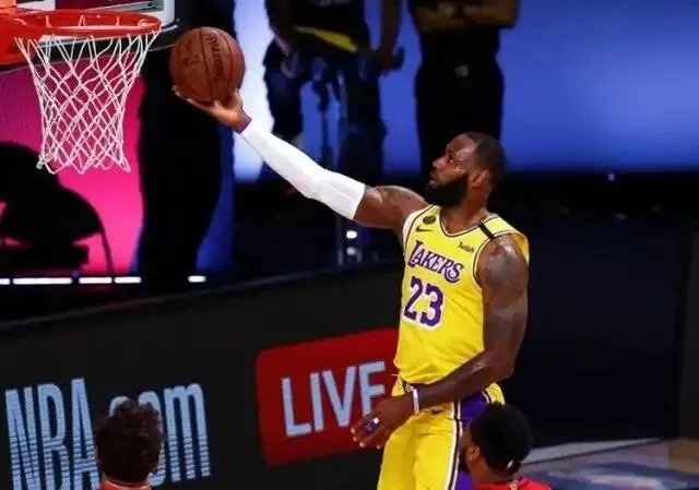 惨遭绝杀！湖人10连胜被终结，但为什么说他们值得称赞？