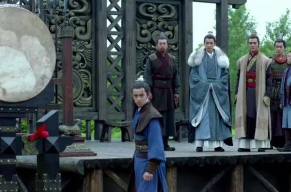 为什么琅琊榜:剧中唯一穿帮镜头,一对情侣打伞漫步,梅长苏却批评靖王呢?