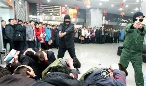 他畏罪潜逃16年，被抓身家上亿，还娶了4个老婆生了12个孩子，他是谁？