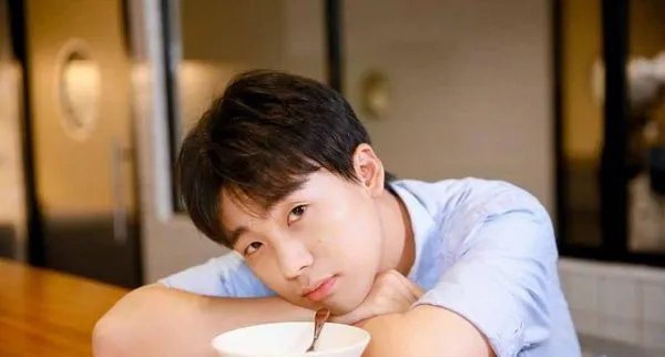 郭德纲二儿子身穿橙色连体裤，是不是也太接地气了？