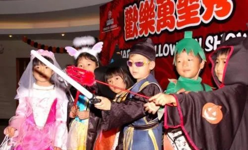 万圣节惊悚妆女孩：打扮诡异看着恐怖吓到大叔了