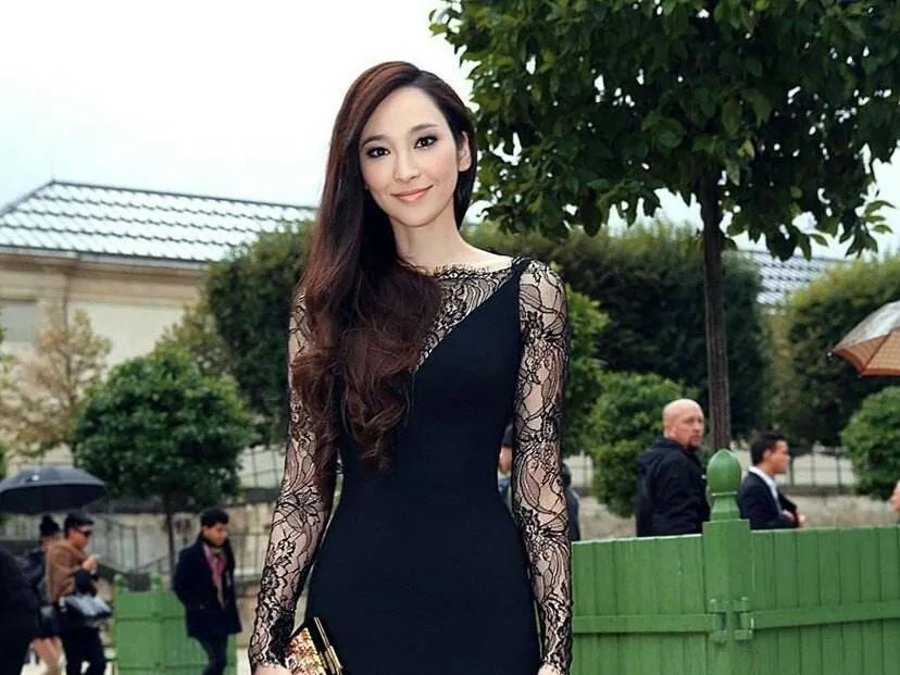 如今40岁的吴佩慈已经怀上第4胎，她以后有可能嫁入豪门吗？