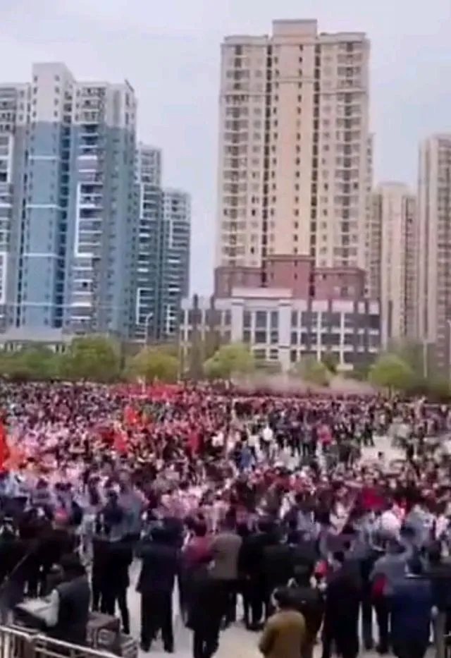 十万黄冈群众为湖南医疗队送行