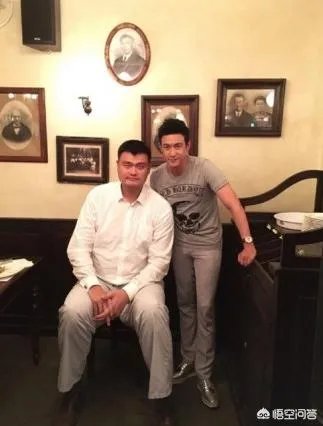 跟姚明合影，如何站位才能避免尴尬？