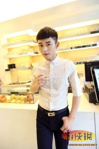 史上最帅地铁司机走红 女网友组团坐地铁围观