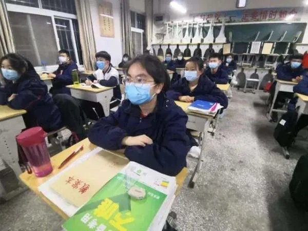 北京1名中学生确诊，9名同班同学阳性，疫情为何总会在学校发生？
