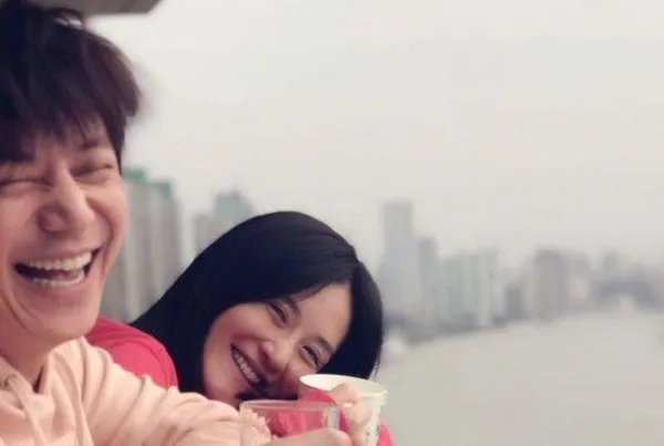 到底发生了什么，何炅和谢娜的友谊的小船被爆翻船？