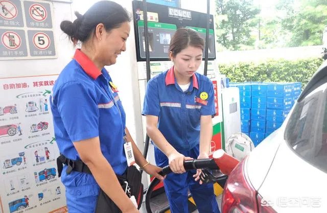 近期终于迎来油价下调，为啥感觉加油的人不增反减？