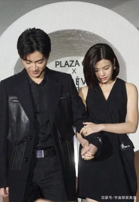 陈妍希穿黑色连衣裙高级洋气，和陈晓同框，两人状态怎么样？