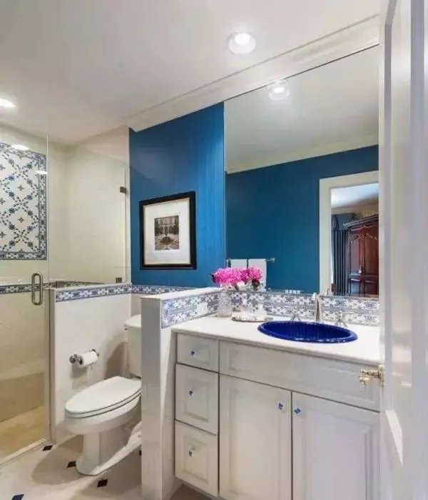 卫生间里可以做个半墙隔断，这样干湿分离好也好看！