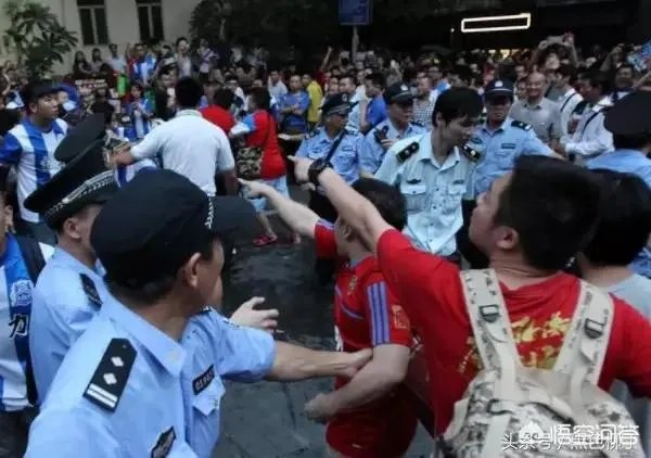 富力球迷赛后被恒大多人围殴，有人用旗杆打恒大球迷，你怎么看？
