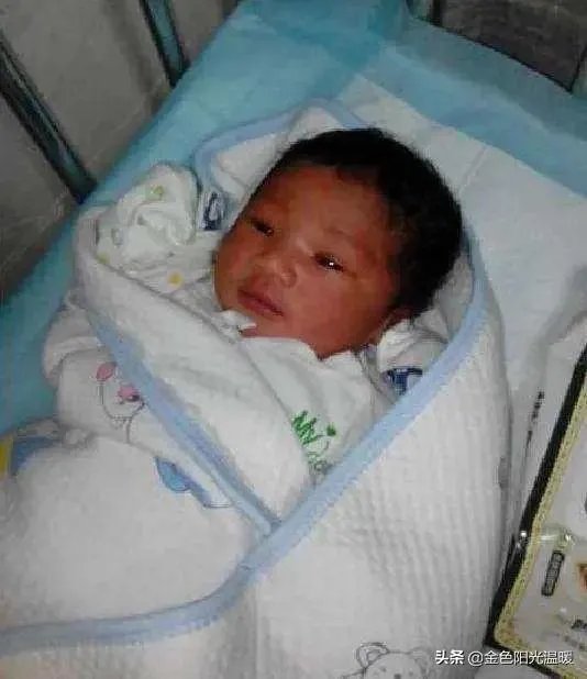 女儿和非洲小伙离婚了，孩子留给男方好还是留给女方好？