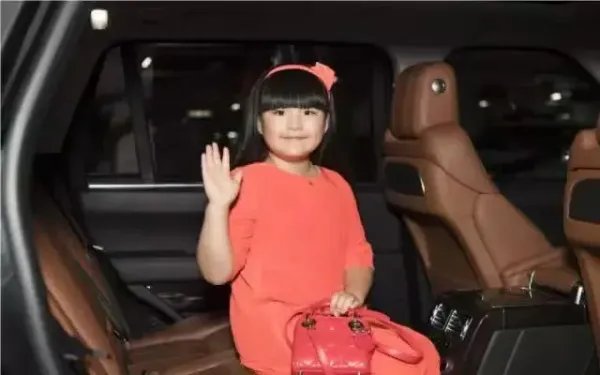 李湘离婚后首晒母女照,12岁王诗龄的名媛气质如何?
