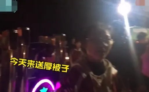 河南降雪后学生家长连夜送被子是怎么回事？