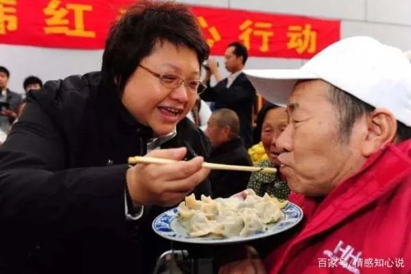 “50岁未婚，败光上亿家产”：韩红的背后，到底有怎样的心酸？