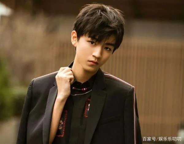 东方风云榜王源一人独捧四座奖杯，引网友惊叹：批发式拿奖，你怎么看？