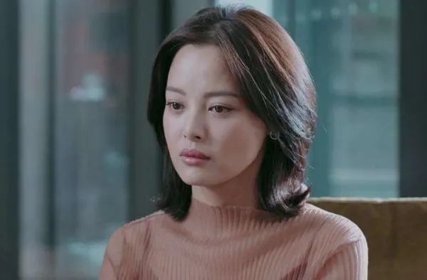 辛芷蕾奇怪的嘴巴引起广大争议，是天生的形状还是整容失败？