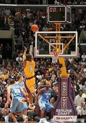 如果需要最后超高难度三分绝杀，科比、库里、哈登你会选谁？