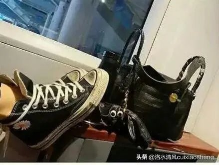 王子文高铁踩桌板，你对此怎么看？