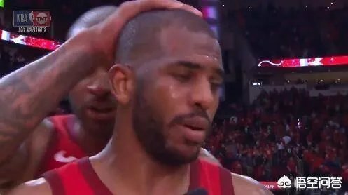 “摸头”上瘾？保罗在采访时，塔克再次偷袭摸头成功。为何这次保罗只是口头警告塔克？