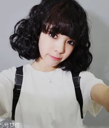 2022年流行短发还是长发 脸大的女生适合这些发型