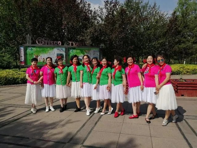 看到广场舞大妈在三伏天坚持跳舞,你想说什么?