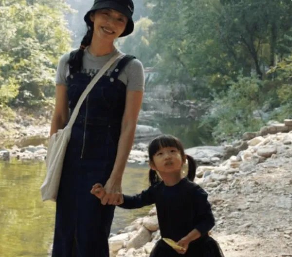 有种偏心叫姚晨儿女的颜值，上帝忘记了儿子，却吻了女儿的脸，你见过吗？