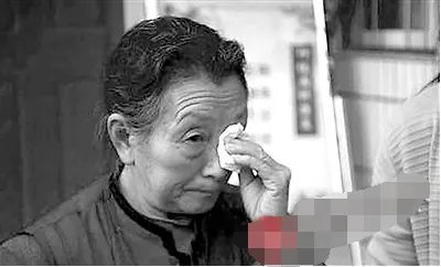 失忆老人走失半年女儿生日当天记起家里电话是怎么回事？