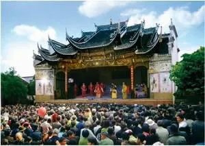 上联:戏演古今情，善恶忠奸收眼底，请对下联？