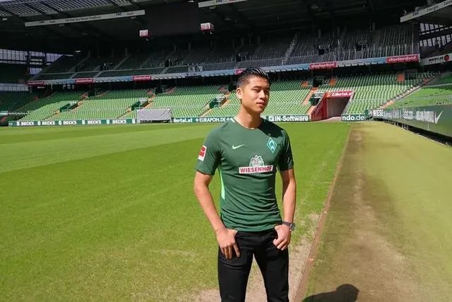 你认为现在张玉宁是应该继续留在不莱梅找机会证明自己，还是转会离开？