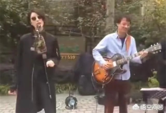 李亚鹏的新女友长得很像香港街头唱歌的小龙女，但是看介绍觉得应该不是，有知情的吗？