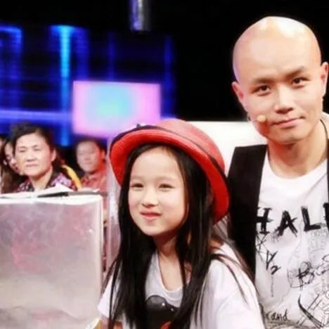 曝乐嘉老婆和女儿照片 网友皆呼小女儿颜值逆天！