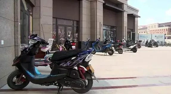 安徽一年薪30万的男子偷电动车被拘，工资并不低的他为何还会这么做？