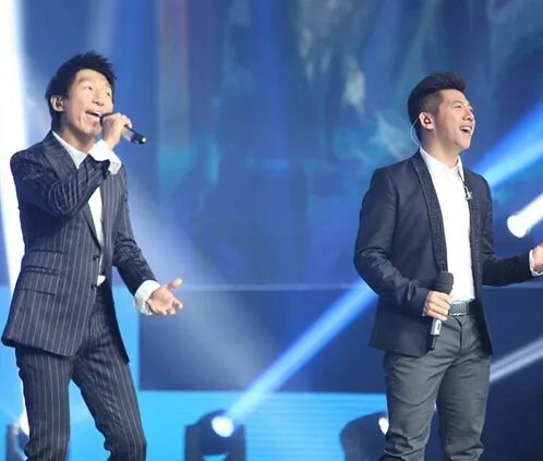 羽泉录制现场翻脸抡椅子打架 曝两人积怨已深早已貌合神离