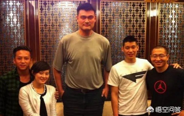 跟姚明合影，如何站位才能避免尴尬？