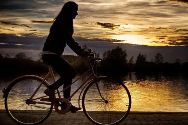 清华学生边骑车边用电脑，称怕程序中断，除了手拿就没有其他解决办法？