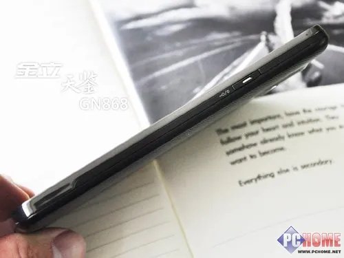 细节：9.8毫米的超薄机身设计