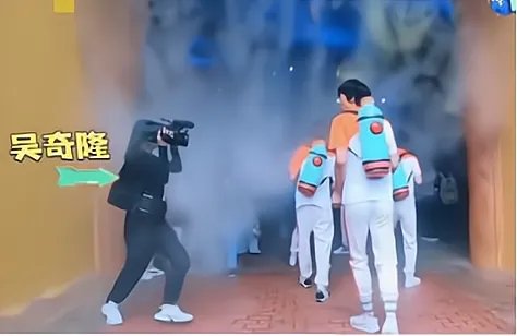 49岁吴奇隆被6名保安按倒！明星安保全面升级，是高以翔事件敲警钟吗？