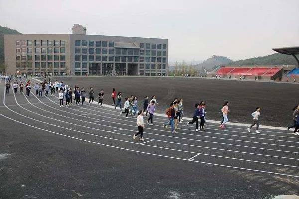 高校要求学生到操场锻炼人脸打卡，为何现在的大学生不爱运动了？